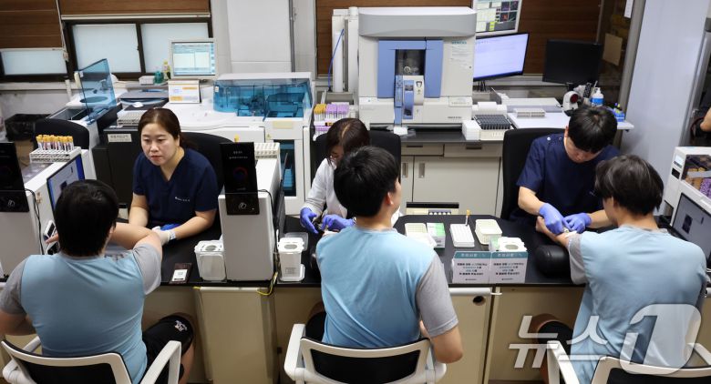 15일 오전 서울 영등포구 서울지방병무청에서 열린 올해 첫 병역판정감사에서 병역의무자들이 검사를 받고 있다. 검사 대상은 올헤 19세가 되는 2007년생, 20세 검사 후 입영을 신청한 2006년생, 병역판정검사 연기자 등 약 25만명이다. 2026.1.15/뉴스1 ⓒ News1 김명섭 기자