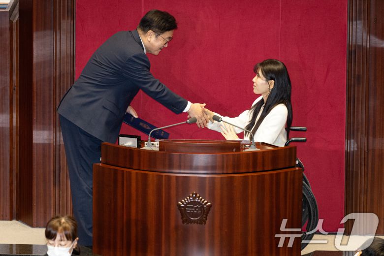 국민의힘 인요한 의원 사퇴로 비례대표 의원직을 승계받은 이소희 의원이 15일 서울 여의도 국회에서 열린 제431회 국회(임시회) 제1차 본회의에서 의원 선서를 마친 후 우원식 국회의장에게 선서문을 전달한 뒤 악수하고 있다. 2026.1.15/뉴스1 ⓒ News1 유승관 기자