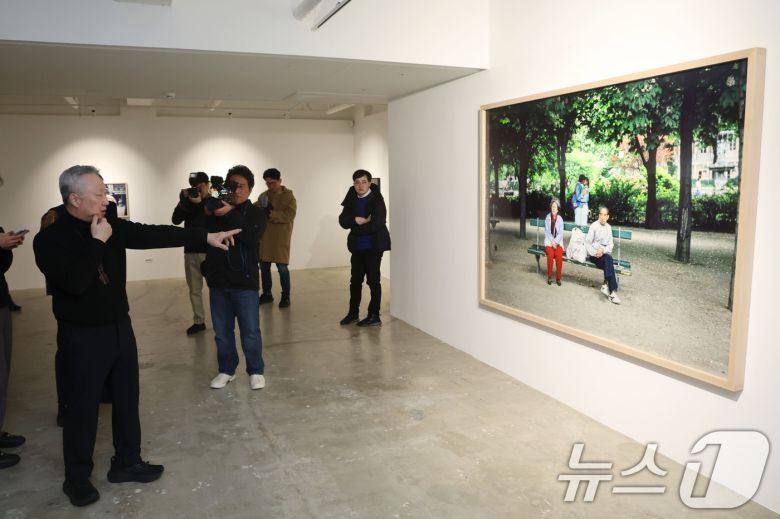 박용만 전 두산회장이 15일 오후 서울 중구 피크닉 전시관에서 열린 자신의 사진전 '휴먼 모먼트' 기자간담회에 앞서 참석자들에게 전시 작품에 대해 설명하고 있다. 2026.1.15/뉴스1 ⓒ News1 이광호 기자