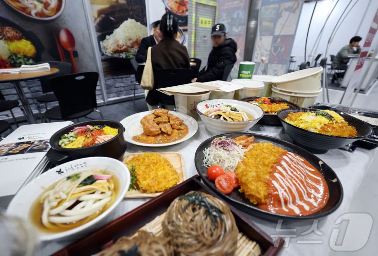 15일 서울 강남구 코엑스에서 열린 ‘제82회 프랜차이즈 창업 박람회 2026’을 찾은 방문객들이 부스에서 상담을 받고 있다. 2026.1.15/뉴스1 ⓒ News1 김진환 기자