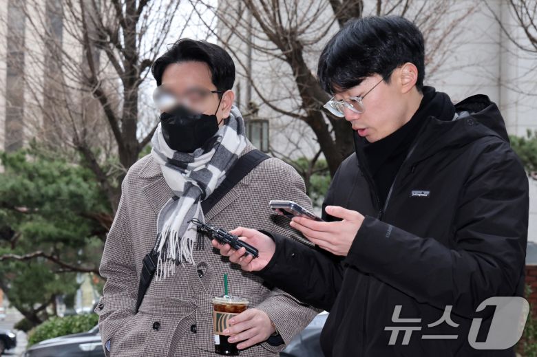 김병기 의원을 둘러싼 의혹을 폭로한 것으로 알려진 전직 보좌관이 15일 오전 마포구 서울경찰청 광역수사단 공공범죄수사대에서 참고인 신분으로 경찰 조사를 받기 위해 출석하고 있다. 2026.1.15/뉴스1 ⓒ News1 안은나 기자