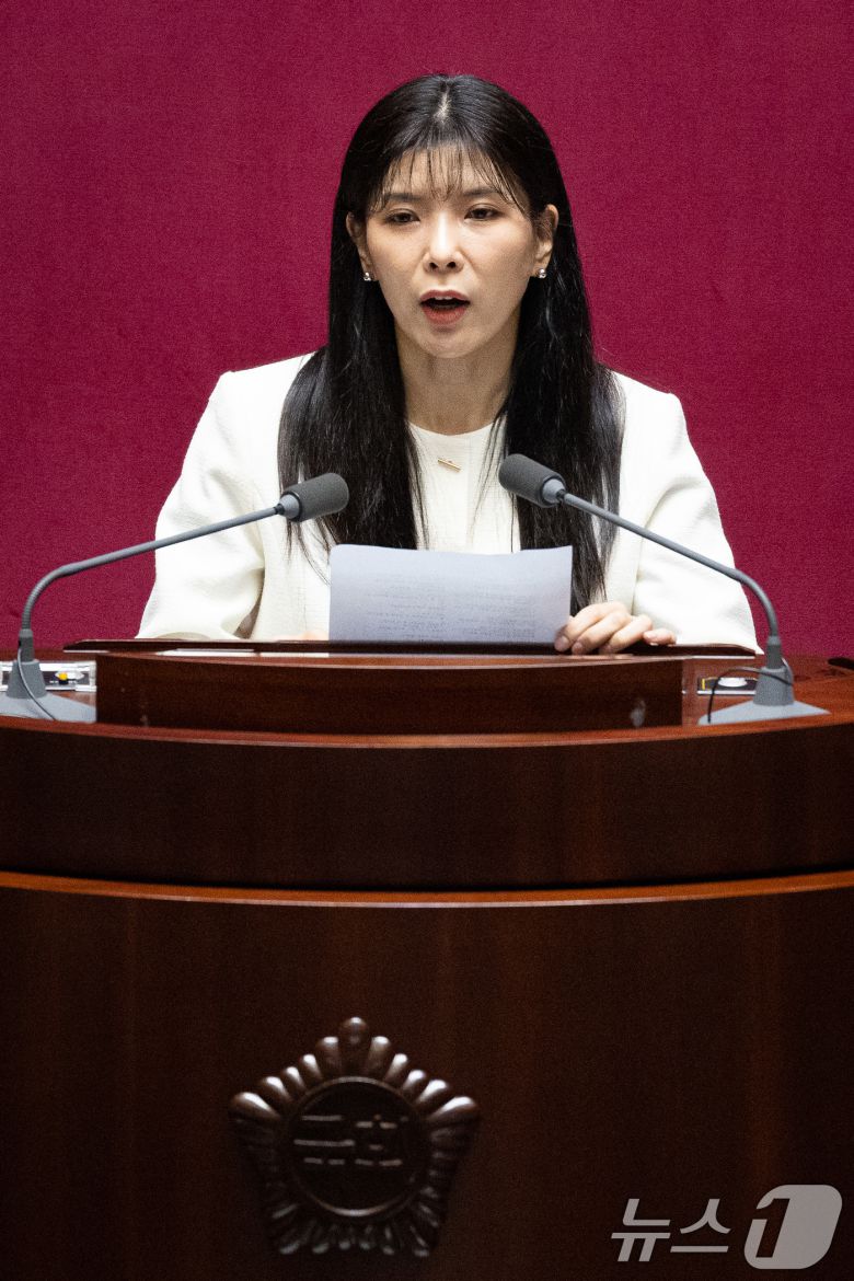 국민의힘 인요한 의원 사퇴로 비례대표 의원직을 승계받은 이소희 의원이 15일 서울 여의도 국회에서 열린 제431회 국회(임시회) 제1차 본회의에서 인사말을 하고 있다. 2026.1.15/뉴스1 ⓒ News1 유승관 기자