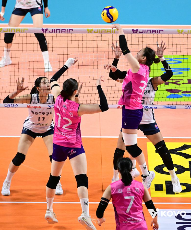 이나연이 주전으로 도약한 이후 중앙 공격 비중이 높아진 흥국생명. (KOVO 제공)