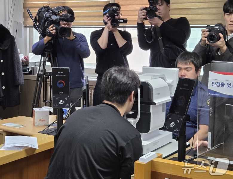 15일 서울 영등포구 서울지방병무청 제1병역판정검사장에서 병역 의무 대상자가 시력 검사를 진행하고 있다. 대상자 왼쪽엔 전자 얼굴 인식이 가능한 단말기가 놓여 있다. 2026.1.15/뉴스1 ⓒ News1 김예원 기자