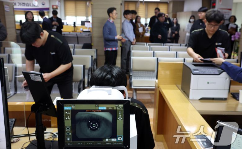 15일 오전 서울 영등포구 서울지방병무청에서 열린 올해 첫 병역판정감사에서 병역의무자들이 검사를 받고 있다. 검사 대상은 올헤 19세가 되는 2007년생, 20세 검사 후 입영을 신청한 2006년생, 병역판정검사 연기자 등 약 25만명이다. 2026.1.15/뉴스1 ⓒ News1 김명섭 기자