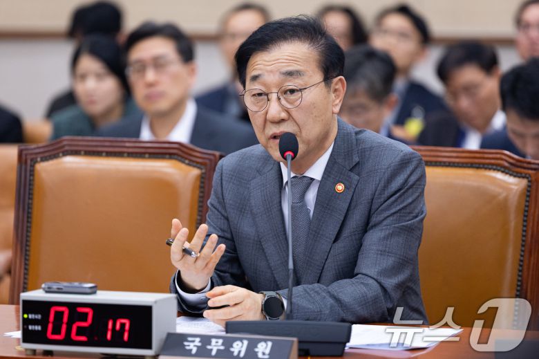 김윤덕 국토교통부 장관이 18일 서울 여의도 국회에서 열린 제430회 국회(임시회) 법제사법위원회 제2차 전체회의에서 의원 질의에 답하고 있다. 2025.12.18/뉴스1 ⓒ News1 유승관 기자