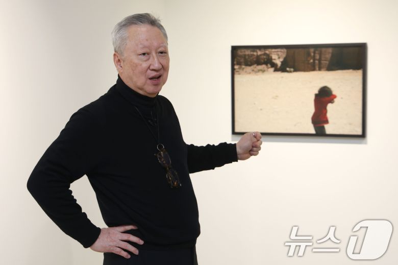 박용만 전 두산회장이 15일 오후 서울 중구 피크닉 전시관에서 열린 자신의 사진전 '휴먼 모먼트' 기자간담회에 앞서 참석자들에게 전시 작품에 대해 설명하고 있다. 2026.1.15/뉴스1 ⓒ News1 이광호 기자