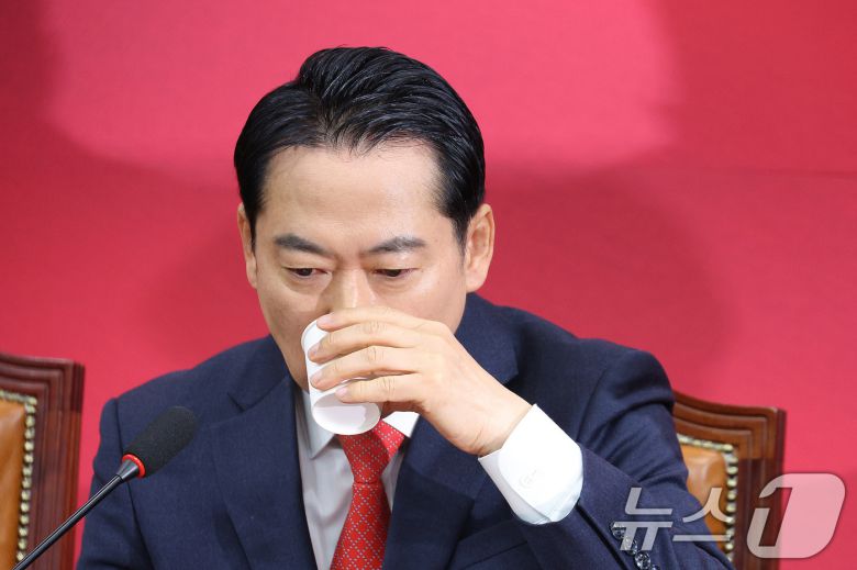 장동혁 국민의힘 대표가 15일 서울 여의도 국회에서 열린 최고위원회의에서 목을 축이고 있다. 2026.1.15/뉴스1 ⓒ News1 신웅수 기자