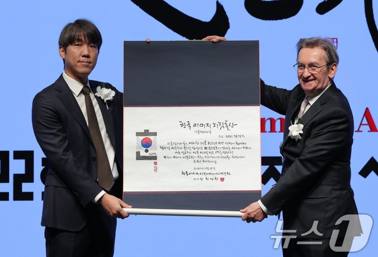 정경인 더블랙레이블 대표가 15일 서울 강남구 웨스틴 서울 파르나스에서 열린 제22회 한국이미지상 시상식에서 디딤돌상을 수상하고 있다. 2026.1.15/뉴스1 ⓒ News1 김성진 기자