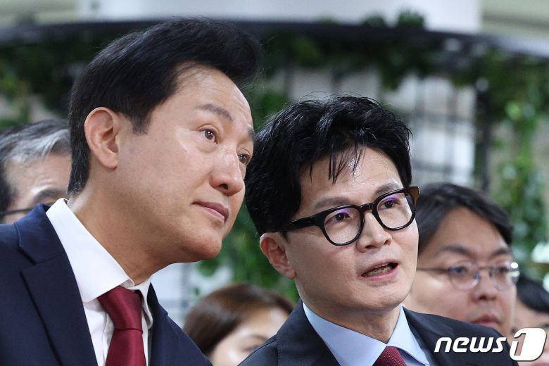 오세훈 서울시장(왼쪽)과 한동훈 전 국민의힘 대표 2023.11.15/뉴스1 ⓒ News1 신웅수 기자