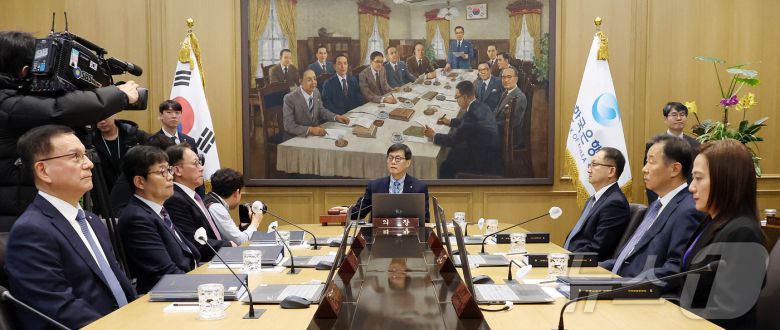 이창용 한국은행 총재가 15일 오전 서울 중구 한국은행에서 열린 금융통화위원회 본회의를 주재하고 있다. (공동취재) 2026.1.15/뉴스1 ⓒ News1 김진환 기자