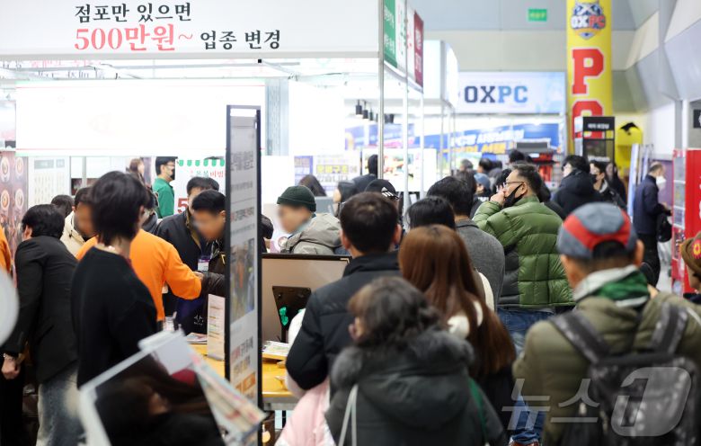 15일 서울 강남구 코엑스에서 열린 ‘제82회 프랜차이즈 창업 박람회 2026’을 찾은 방문객들이 부스를 둘러보고 있다. 2026.1.15/뉴스1 ⓒ News1 김진환 기자