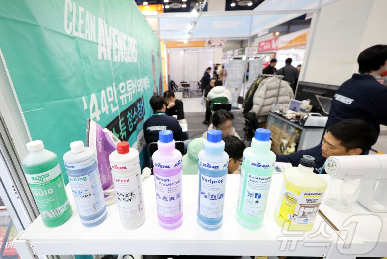 15일 서울 강남구 코엑스에서 열린 ‘제82회 프랜차이즈 창업 박람회 2026’을 찾은 방문객들이 청소업체 부스에서 상담을 받고 있다. 2026.1.15/뉴스1 ⓒ News1 김진환 기자