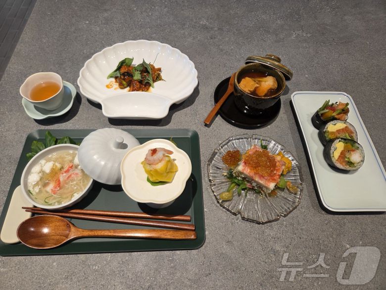 15일 서울 강남구 한샘 플래그십 논현에서 열린 '흑백요리사 RE:MATCH(리매치)' 행사에서 백수저 정호영 셰프와 흑수저 '중식마녀' 이문정 셰프가 대결로 만든 요리. 2026.1.15/뉴스1 ⓒ News1 장시온 기자