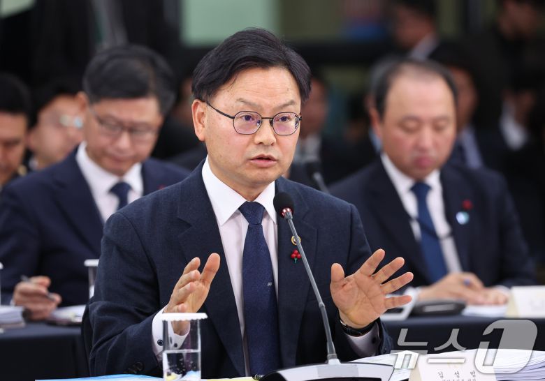 김성범 해양수산부 장관 직무대행이 부산 동구 해양수산부 청사에서 이재명 대통령에게 업무보고를 하고 있다. (대통령실통신사진기자단) 2025.12.23/뉴스1 ⓒ News1 이재명 기자