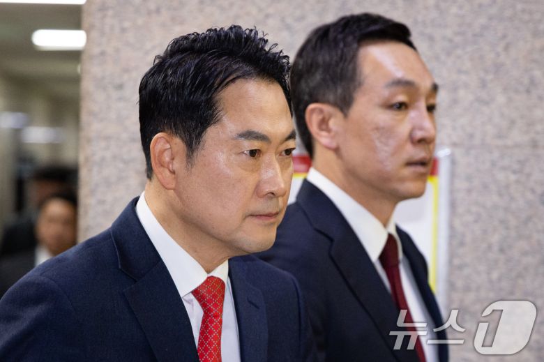 장동혁 국민의힘 대표가 15일 서울 여의도 국회에서 열린 최고위원회의에 참석하고 있다. 2026.1.15/뉴스1 ⓒ News1 유승관 기자