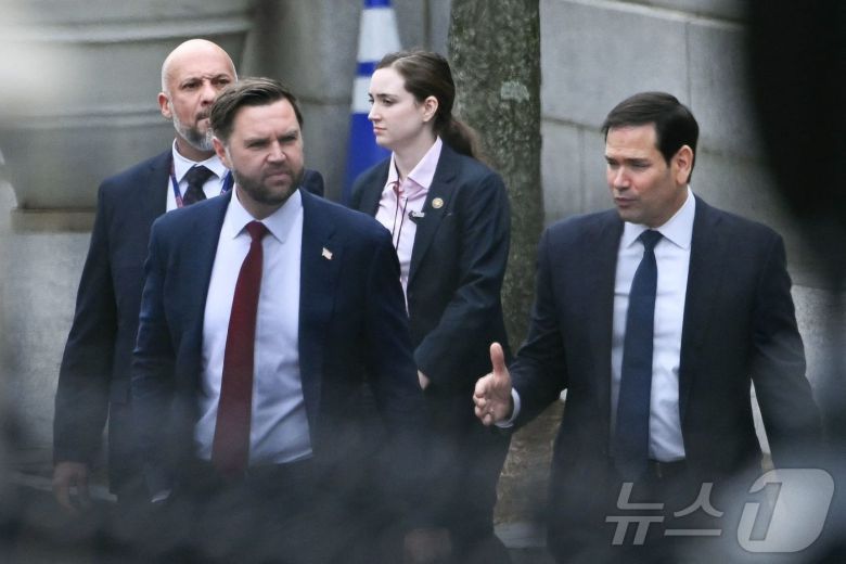 JD 밴스 미국 부통령과 마코 루비오 국무장관이 14일(현지시간) 워싱턴DC 백악관의 아이젠하워 행정동에서 라스 뢰케 라스무센 덴마크 외교장관, 비비안 모츠펠트 그린란드 외교장관과의 회담을 마친 뒤 회의장에서 나오며 대화하고 있다. 2026.01.14. ⓒ AFP=뉴스1 ⓒ News1 류정민 특파원