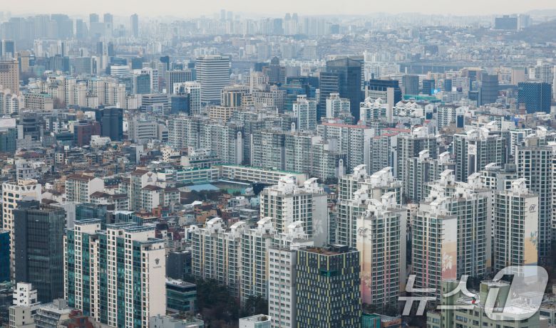 지난해말 기준 서울 아파트 매매 시가총액이 1832조 원을 넘어서며 역대 최대치를 기록했다. 사진은 6일 서울 강남구 트레이드타워에서 바라본 도심 아파트 단지. 부동산R114에 따르면 지난해 12월 25일 기준 서울 아파트 매매 시가총액은 1832조 3154억 1800만 원으로 1년 전보다 207조 9137억 9600만 원(12.8%) 늘었다. 2026.1.6/뉴스1 ⓒ News1 안은나 기자
