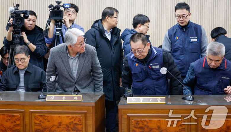 박점곤 서울시버스노동조합 위원장(오른쪽)과 김정환 서울시버스사업조합 이사장이 서울 시내버스 파업 이틀째인 14일 오후 영등포구 서울지방노동위원회에서 열린 서울 시내버스 노사 협상 관련 제2차 사후 노동쟁의 조정회의에서 개별 면담을 위해 이석하고 있다. 2026.1.14/뉴스1 ⓒ News1 안은나 기자