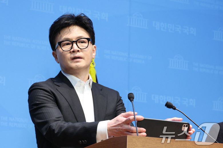 한동훈 전 국민의힘 대표가  지난 14일 서울 여의도 국회 소통관에서 당 윤리위원회 제명 결정과 관련해 입장을 밝히고 있다. 2026.1.14/뉴스1 ⓒ News1 신웅수 기자