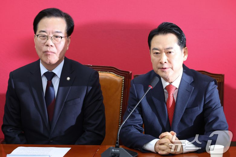 장동혁 국민의힘 대표가 15일 서울 여의도 국회에서 열린 최고위원회의에서 발언하고 있다. 2026.1.15/뉴스1 ⓒ News1 신웅수 기자