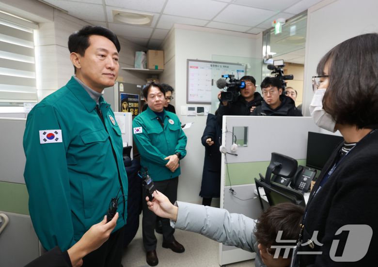 오세훈 서울시장이 14일 서울 동대문구 120다산콜센터를 방문해 관계자에게 시내버스 파업 관련 120다산콜 비상 상담 운영계획을 보고받고 있다. 2026.1.14/뉴스1 ⓒ News1 이호윤 기자
