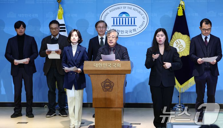 박은정 조국혁신당 의원과 국무총리실 검찰개혁추진단 자문위원회 위원이 14일 서울 여의도 국회 소통관에서 추진단이 입법 예고한 중대범죄수사청(중수청)법과 공소청법을 비판하며 위원직 사퇴 기자회견을 하고 있다. 2026.1.14/뉴스1 ⓒ News1 김도우 기자