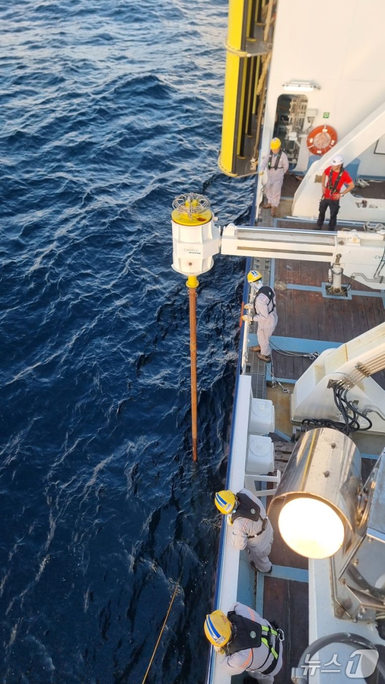 탐해3호가 서태평양 해저 희토류 유망지점에서 피스톤 코어링 시추를 진행하고 있다.(지질연 제공)/뉴스1