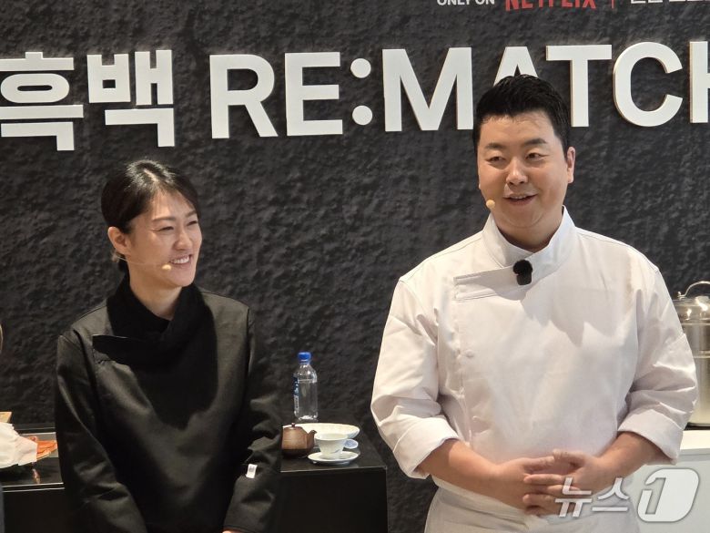 15일 서울 강남구 한샘 플래그십 논현에서 열린 '흑백요리사 RE:MATCH(리매치)' 행사에서 '중식마녀'로 불리는 이문정 셰프와 정호영 셰프가 경연을 펼치고 있다. 2026.1.15/뉴스1 ⓒ 뉴스1 장시온 기자