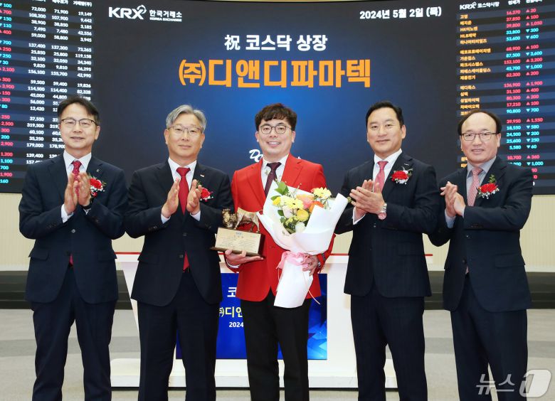 2일 오전 서울 영등포구 한국거래소에서 열린 디앤디파마텍 코스닥시장 상장기념식에서 김대영 한국IR협의회 부회장(왼쪽부터), 홍순욱 한국거래소 코스닥시장본부장, 이슬기 디앤디파마텍 대표이사, 김성환 한국투자증권 대표이사, 강왕락 코스닥협회 부회장이 기념촬영을 하고 있다. (한국거래소 제공) 2024.5.2/뉴스1