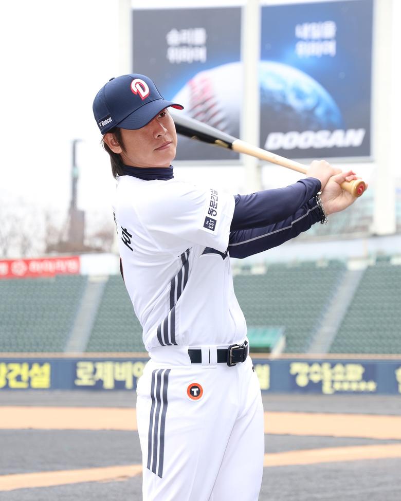 두산 베어스 내야수 박찬호가 15일 서울 잠실야구장에서 열린 구단 창단 기념식을 마친 뒤 사진을 촬영하고 있다. 2026.1.15/뉴스1 ⓒ News1 이상철 기자