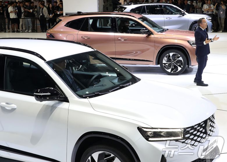 27일 부산 해운대구 벡스코 제1전시장에서 열린 '2024 부산모빌리티쇼' 프레스데이 행사에서 르노코리아가 D세그먼트(준중형~중형) SUV(스포츠유틸리티) 신차 '그랑 콜레오스'(Grand Koleos)를 세계 최초로 공개하고 있다.2024.6.27/뉴스1 ⓒ News1 윤일지 기자