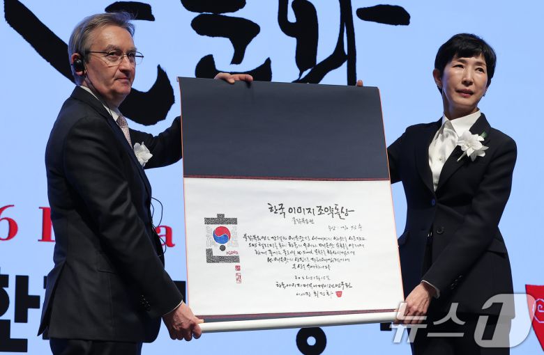 김정수 삼양식품 부회장이 15일 서울 강남구 웨스틴 서울 파르나스에서 열린 제22회 한국이미지상 시상식에서 조약돌상을 수상하고 있다. ⓒ News1 김성진 기자