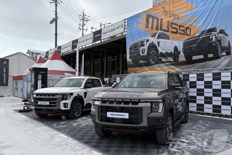 KGM이 ‘2026 화천산천어축제’에 공식 후원사로 참가해 화천군과 협약식을 갖고 지역 경제 활성화와 고객 접점 확대에 나섰다. 사진은 KGM 전시 공간에 마련된 ‘무쏘’의 모습. (자료사진. KG 모빌리티 제공. 재판매 및 DB 금지) 2026.1.13/뉴스1