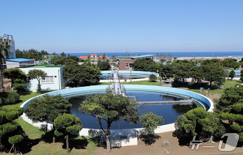 현대화 사업 전 제주하수처리시설 모습. 지금은 수처리장이 모두 지하로 옮겨졌다(제주도 제공)/뉴스1