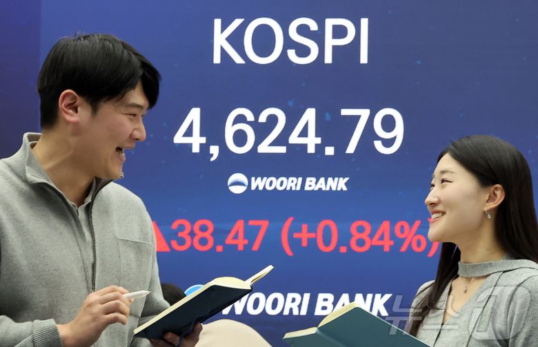 12일 오후 서울 중구 우리은행 본점 딜링룸 전광판에 코스피지수 종가가 나오고 있다. 이날 코스피는 전일 종가와 비교해 38.47포인트(p)(0.84%) 상승한 4624.79로 거래를 마쳤다. 2026.1.12/뉴스1 ⓒ News1 김진환 기자