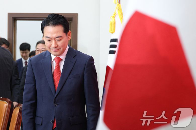 장동혁 국민의힘 대표가 15일 서울 여의도 국회에서 열린 최고위원회의에 참석하고 있다. 2026.1.15/뉴스1 ⓒ News1 신웅수 기자