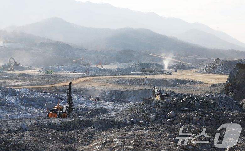 9일 경기도 용인시 처인구 원삼면 용인반도체클러스터 일반산업단지 공사현장에서 분주하게 공사가 진행되고 있다. (공동취재) 2026.1.9/뉴스1 ⓒ News1 김영운 기자