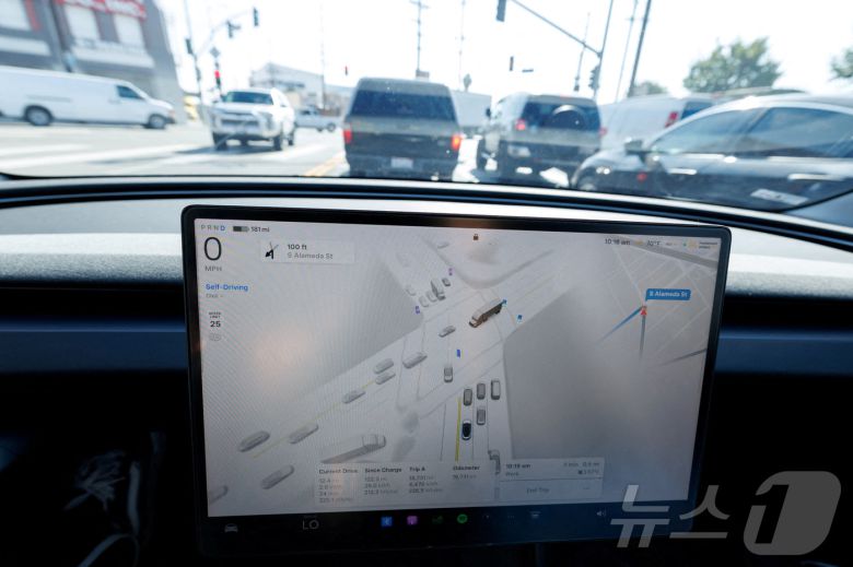 FILE PHOTO: A 2025 Tesla Model 3 self-drives with FSD 14.1.4 software in Los Angeles ⓒ 로이터=뉴스1