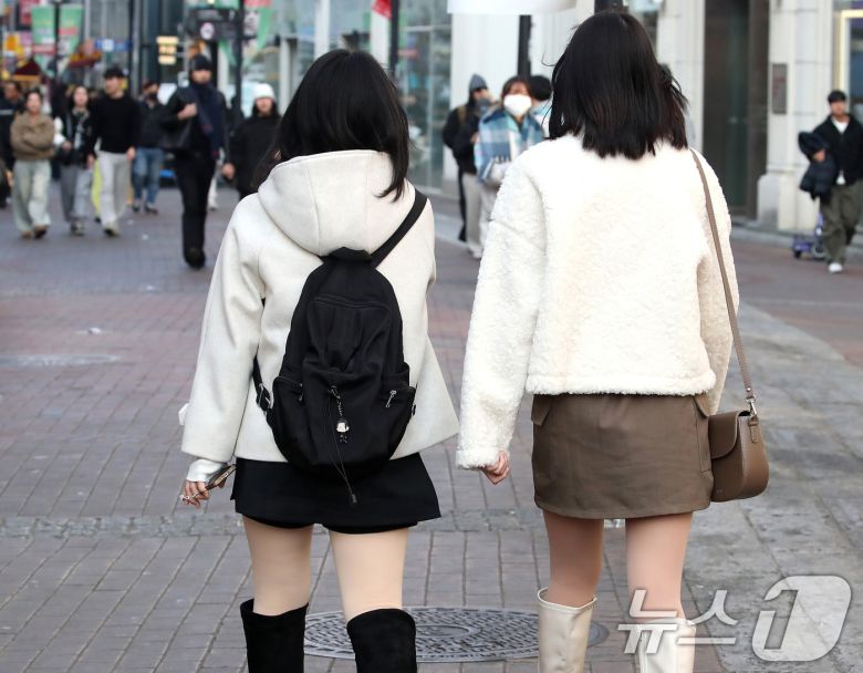 15일 오후 대구 중구 동성로에서 가벼운 옷차림의 시민들이 걸어가고 있다. 2026.1.15/뉴스1 ⓒ News1 공정식 기자