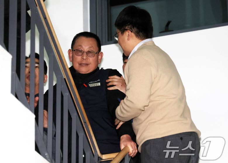 14일 서울 영등포구 서울지방노동위원회에서 열린 특별조정위원회 2차 사후 조정회의에서 박점곤 서울시버스노동조합 위원장이 회의장을 나서자 서울시버스운송사업조합 관계자들이 이를 만류하고 있다. 2026.1.14/뉴스1 ⓒ News1 이호윤 기자