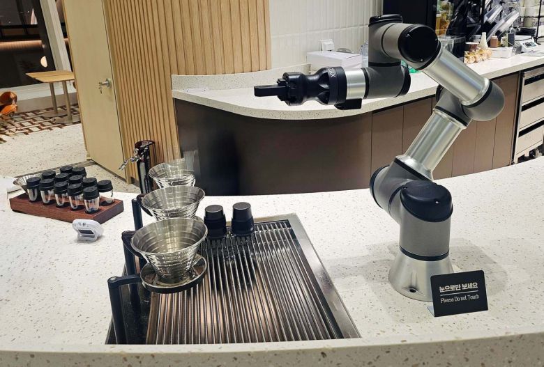 엔제리너스 인천공항 스마트카페의 바리스타 로봇 '바리스 드립' 모습