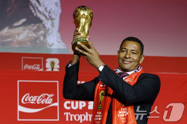 FIFA 글로벌 홍보대사이자 전 브라질 축구 국가대표 지우베르투 시우바(Gilberto Silva)가 16일 오후 서울시 용산구 한강대로 CGV 용산아이파크몰 스크린X관에서 열린 FIFA 월드컵 트로피 투어 미디어 간담회에서 FIFA 월드컵 트로피를 들어 보이고 있다. 2026.1.16/뉴스1 ⓒ News1 박정호 기자