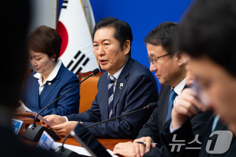 정청래 더불어민주당 대표가 16일 서울 여의도 국회에서 열린 최고위원회의에서 모두 발언을 하고 있다. 2026.1.16/뉴스1 ⓒ News1 유승관 기자