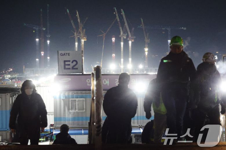 22일 오전 경기 평택시 삼성전자 평택캠퍼스 4공장(P4)으로 출근하는 근로자들 뒤로 현재 공사 중인 5공장(P5)의 모습이 보이고 있다. ⓒ News1 김영운 기자