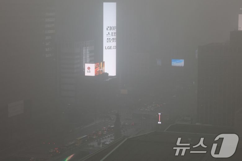 16일 서울 종로구 광화문 네거리 인근이 초미세먼지와 짙은 안개로 뿌옇게 보이고 있다. 2026.1.16/뉴스1 ⓒ News1 임세영 기자
