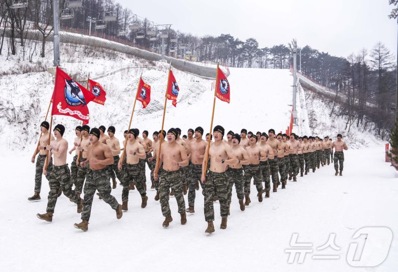 해병대 특수수색여단은 지난 2일부터 2월 26일까지 강원 평창군 황병산 일대에서 2026년 동계 설한지 훈련’을 진행한다고 16일 밝혔다. 사진은 지난 15일 해병대 특수수색여단 장병들이 내한 극복을 위한 단체 구보를 실시하고 있는 모습. (해병대 제공. 재판매 및 DB 금지) 2026.1.16/뉴스1