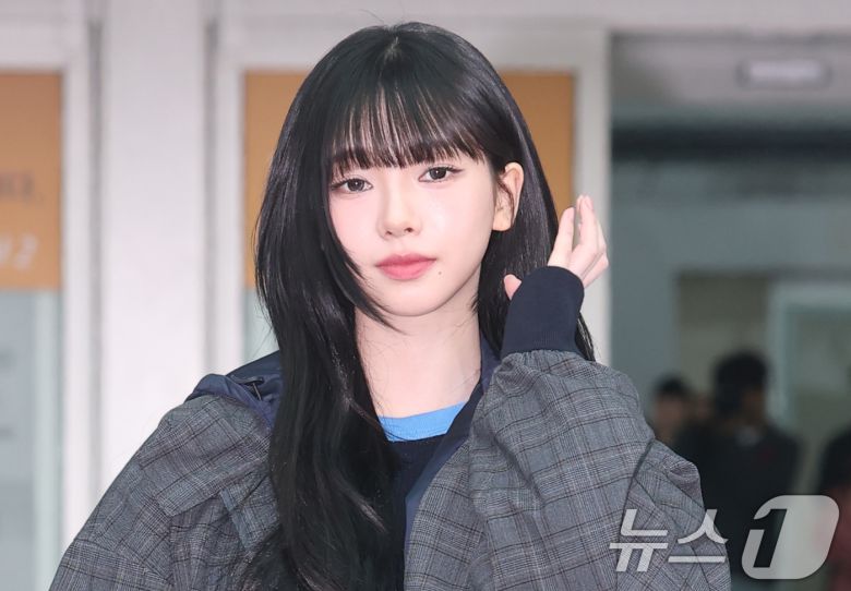 에스파 카리나가 해외 일정을 위해 16일 인천국제공항을 통해 밀라노로 출국하기 전 매무새를 고치고 있다. ⓒ News1 권현진 기자