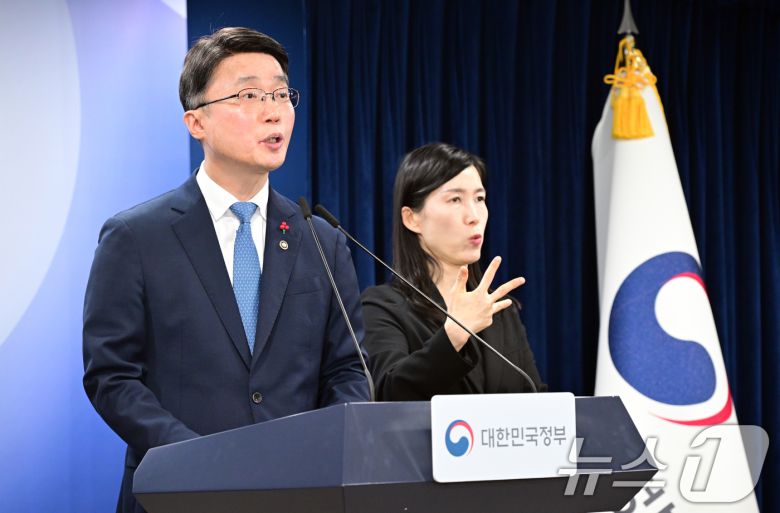 류제명 과학기술정보통신부 2차관이 15일 서울 종로구 정부서울청사에서 독자 AI 파운데이션 모델 프로젝트 1차 단계 평가 결과를 브리핑하고 있다. (공동취재) 2026.1.15/뉴스1 ⓒ News1 임세영 기자