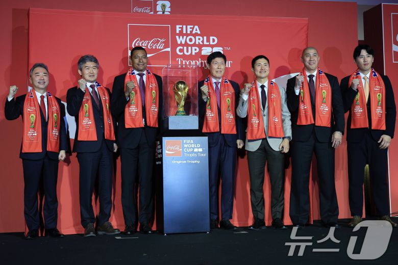 16일 오후 서울시 용산구 한강대로 CGV 용산아이파크몰 스크린X관에서 열린 FIFA 월드컵 트로피 투어 미디어 간담회에서 이준엽 한국 코카-콜라 대표(왼쪽부터)와 김승희 대한축구협회 전무, FIFA 글로벌 홍보대사이자 전 브라질 축구 국가대표 지우베르투 시우바(Gilberto Silva), 차범근, 이영표, 차두리, 구자철 등 한국 축구 레전드들이 오리지널 트로피 공개 후 포즈를 취하고 있다. 2026.1.16/뉴스1 ⓒ News1 박정호 기자